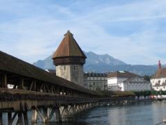 Luzern a jeho známý dřevěný most.