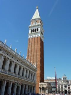 Věž Národní knihovny na Pizza San Marco