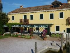 Restaurace Locanda Cipriany na ostrově Torcello, kde jídával Hemingway