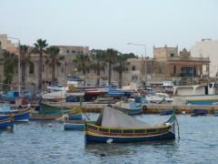 Luzzu - typické maltské loďky v Marsaxlokku.