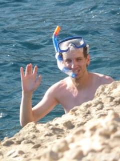 Tom šnorchluje kousek od jeskyně blue Grotto.