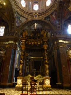 Oltář v kostele sv. Jiří ve Victorii - hlavním městě Goza.
