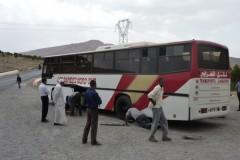Maročané vyměňují pneumatiku na autobuse