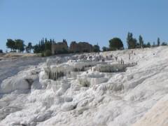 Pohled na turisty přeplněné Pamukkale  